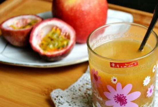 百香果和苹果一起榨汁营养好，美容养颜又增强
